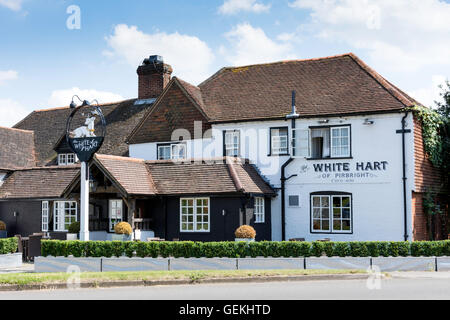 Xvii secolo il White Hart di Pirbright Pub sul verde di Pirbright, Surrey, England, Regno Unito Foto Stock