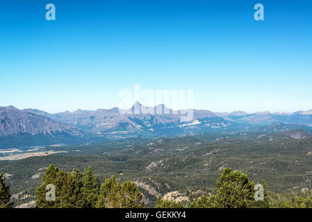 Absaroka Mountain Range con indice e Picco pilota visibile come visto da argilla Butte Foto Stock