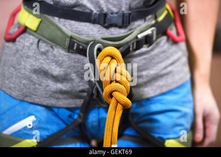 Arrampicata giapponese atleta ottenere pronto a salire la parete della palestra Foto Stock