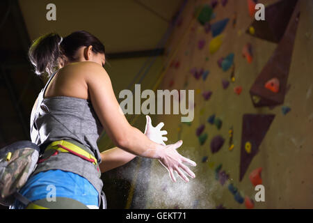 Arrampicata giapponese atleta ottenere pronto a salire la parete della palestra Foto Stock