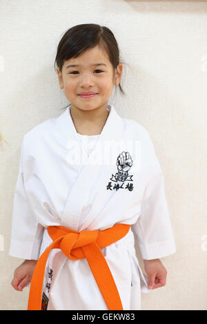 Ragazzo giapponese nel karate una formazione uniforme Foto Stock