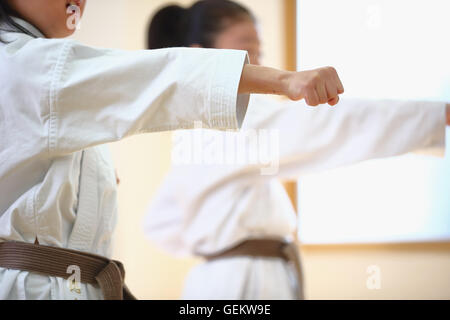 I ragazzi giapponesi karate class Foto Stock