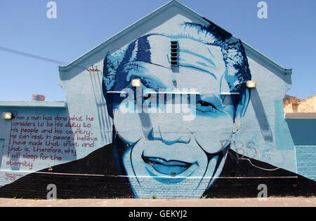 Murale di Nelson Mandela in un edificio a District Six di Cape Town Foto Stock
