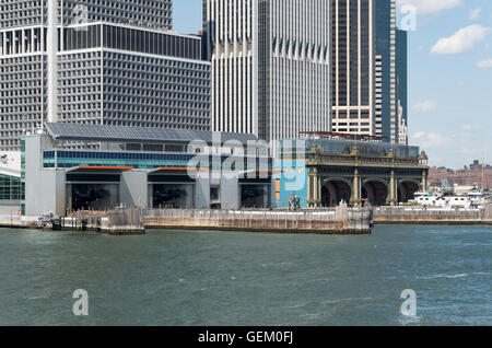 Vista esterna di Staten Island e Governor's Island Ferry Terminal (Battery Maritime Building) a Manhattan, New York Foto Stock