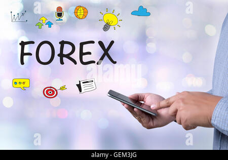 FOREX persona in possesso di uno smartphone sul paesaggio urbano sfocata sullo sfondo Foto Stock