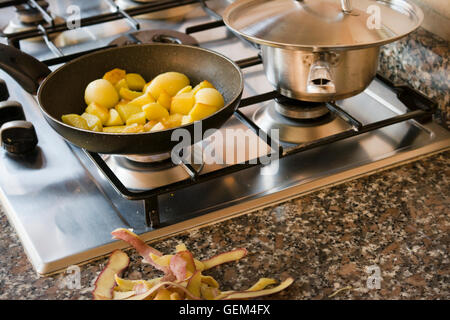 Per le patate di primizia di frittura in padella con le bucce in primo piano Foto Stock