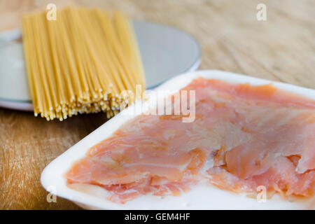 Preparare gli spaghetti integrali con salmone affumicato Foto Stock