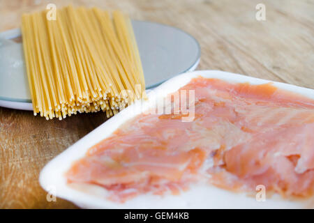 Preparare gli spaghetti integrali con salmone affumicato Foto Stock