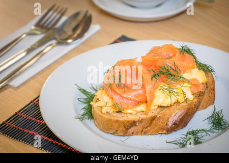 Salmone affumicato con uova strapazzate su pane tostato Foto Stock