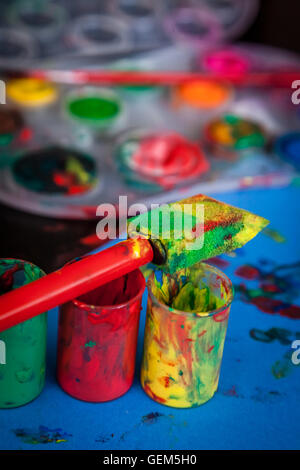 Vuoto rosso verde e giallo tubo vegetale su un tavolo in una camera per bambini Foto Stock