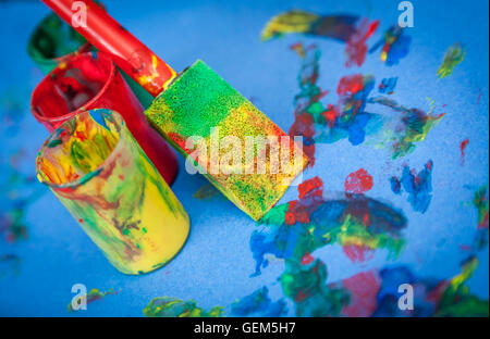 Vuoto rosso verde e giallo tubo vegetale su un tavolo in una camera per bambini Foto Stock