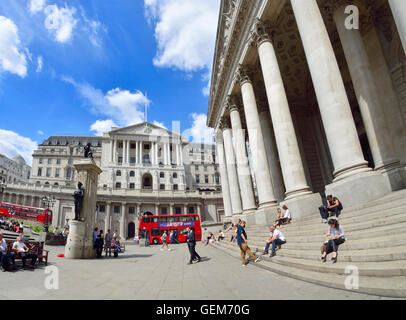 Londra, Inghilterra, Regno Unito. Bank of England (l) e Royal Exchange (r) Foto Stock