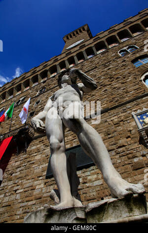 L'Italia,Toscana,Firenze, la copia del David di Michelangelo in piazza della Signoria e Palazzo Vecchio. Foto Stock
