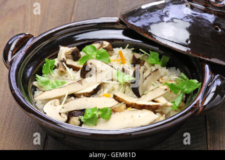 Matsutake gohan, riso cotto con testa a fungo matsutake, il cibo giapponese Foto Stock