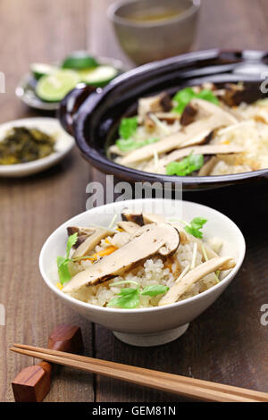 Matsutake gohan, riso cotto con testa a fungo matsutake, il cibo giapponese Foto Stock