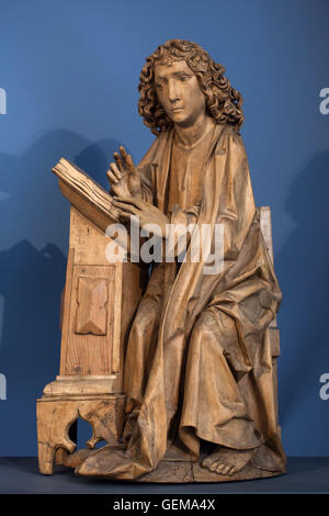 San Giovanni Evangelista. Statua in legno da 1490-1492 da scultore tedesco Tilman Riemenschneider visualizzato nel Bode Museum di Berlino, Germania. Foto Stock