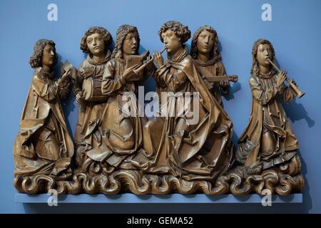 Gli angeli di cantare e suonare strumenti musicali. Statua in legno da cca. 1505 da scultore tedesco Tilman Riemenschneider e la sua officina visualizzato nel Bode Museum di Berlino, Germania. Foto Stock