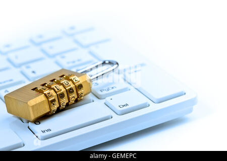 Concetto di computer e la sicurezza online con tastiera e un lucchetto tonica in blu Foto Stock