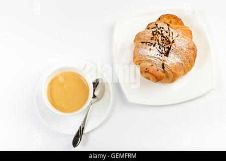 Freschi croissant al cioccolato e caffè su sfondo bianco Foto Stock