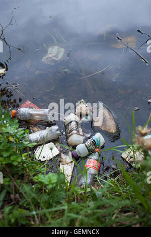 Rifiuti e immondizie intasare le vie navigabili di Melbourne. Foto Stock