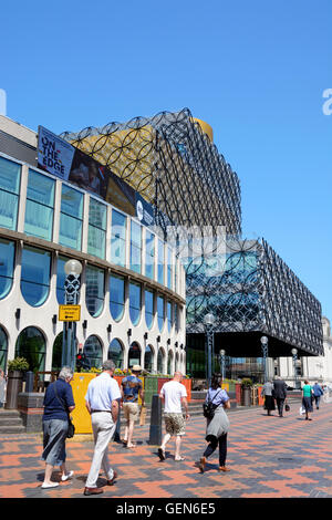 Vista del Birmingham Repertory Theatre con la libreria per la parte posteriore nel centenario Piazza con persone di passaggio, Birmingham. Foto Stock