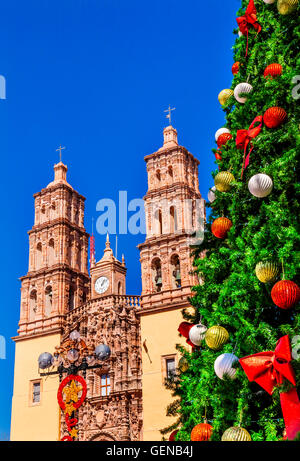 Albero di Natale Decorazioni Parroquia Cattedrale dolores hidalgo del Messico. Dove Padre Miguel Hidalgo fece la sua Grito de Dolers Foto Stock