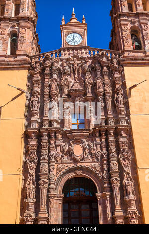 Le statue della facciata della Cattedrale Parroquia dolores hidalgo del Messico. Foto Stock