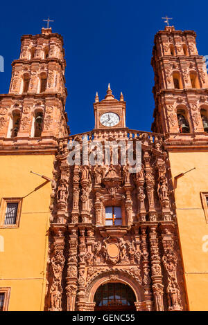 Le statue della facciata della Cattedrale Parroquia dolores hidalgo del Messico. Foto Stock