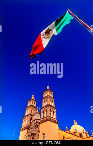 Bandiera messicana Parroquia Cattedrale dolores hidalgo del Messico. Foto Stock