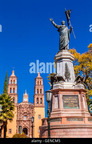 Padre Miguel Hidalgo statua Parroquia Cattedrale dolores hidalgo del Messico. Foto Stock