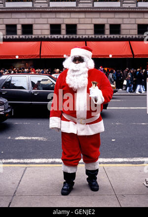 Babbo Natale lungo la Quinta Avenue a Natale con Saks per la parte posteriore di New York, Stati Uniti d'America. Foto Stock