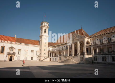 Fondata dal re Dinnis nel 1290, una delle più antiche università del mondo è Velha Universidade in Paco das Escolas, Coimbra. Foto Stock