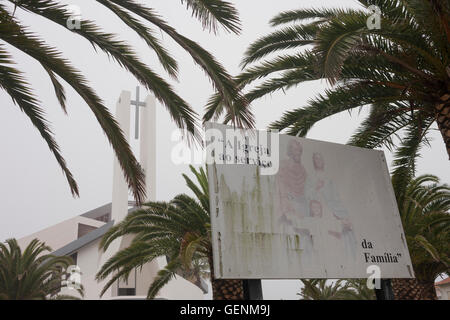 Famiglia Cattolica di valori e la moralità di un cartellone pubblicitario al di fuori di una chiesa in Costa Nova, Aveiro, Portogallo. Foto Stock