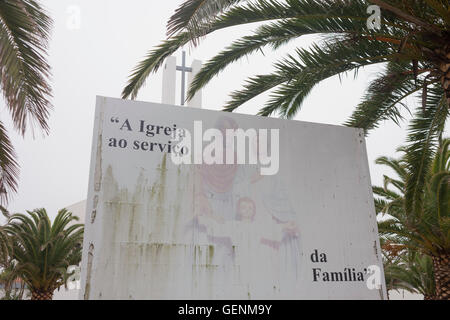 Famiglia Cattolica di valori e la moralità di un cartellone pubblicitario al di fuori di una chiesa in Costa Nova, Aveiro, Portogallo. Foto Stock