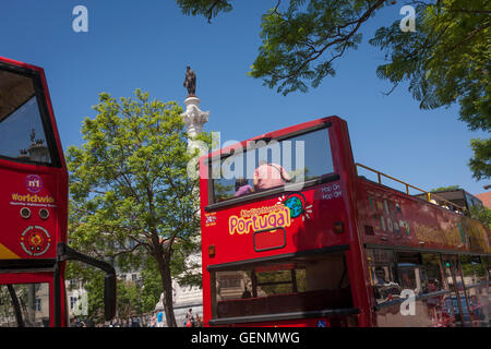 La colonna di Pedro IV, visto attraverso la finestra posteriore di un autobus turistico, arrestato in Rossio Praça Dom Pedro IV, a Lisbona, Porto Foto Stock