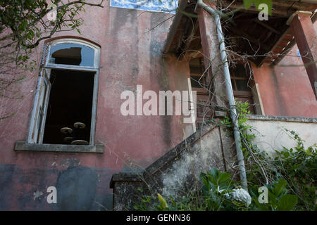 Grandiosità di una casa signorile abbandonati nella località termale di Luso, Portogallo. Foto Stock