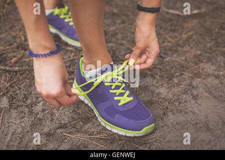 Runner donna lacci delle scarpe di legatura. Tirante lacci delle scarpe. sport, fitness, esercizio e stile di vita Foto Stock