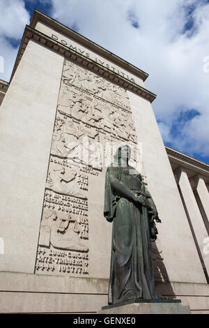 La statua della Madonna di giustizia (Justica) davanti ai tribunali (Palacio da Justica) a Porto, Portogallo, creato nel 1961 da Portugue Foto Stock