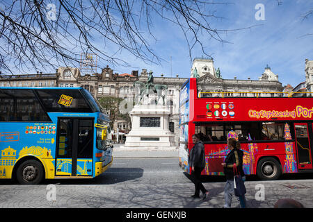 Porto, Portogallo, hop-on hop-off tour turistico della city bus a Praca Liberdade Avenue nel centro della città, il monumento al re Pedro IV Foto Stock