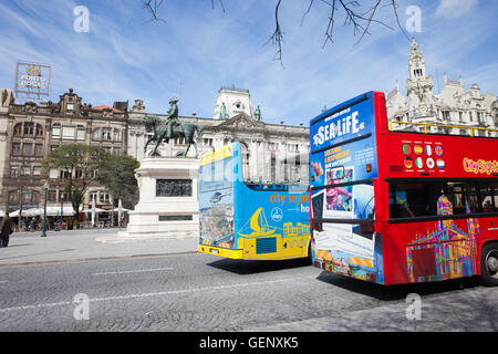 Porto, Portogallo, hop-on hop-off tour turistico della city bus a Praca Liberdade Avenue nel centro della città, il monumento al re Pedro IV Foto Stock