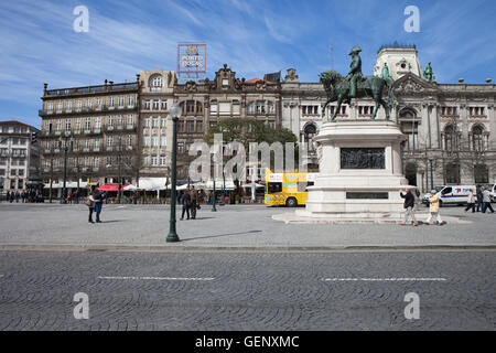 Piazza Liberdade e street, avenue nel centro della città di Porto in Portogallo, Europa, monumento del re Pedro IV Foto Stock