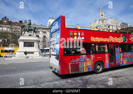 Porto, Portogallo, hop-on hop-off tour turistico della city bus a Praca Liberdade Avenue nel centro della città, il monumento al re Pedro IV Foto Stock