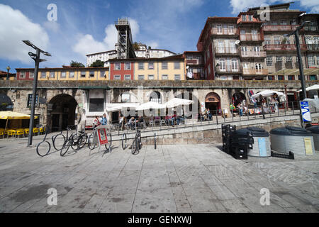 Il Portogallo, Porto, Old Town, case, appartamento edificio lungo Cais da Ribeira nel centro storico della città Foto Stock