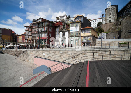 Il Portogallo, Porto, Old Town, case, edifici di appartamenti e passeggiata lungo Cais da Ribeira nel centro storico della città Foto Stock