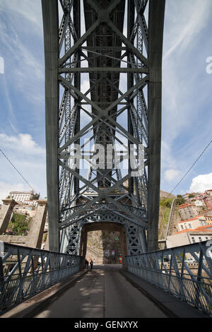 Ponte Luis I Bridge a Porto, Portogallo, street al piano inferiore e punto di riferimento della città, monumento storico, infrastrutture urbane Foto Stock