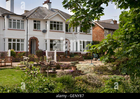 Regno Unito, Inghilterra, Devon, Sidmouth, Mill Street, trenta case con giardini anteriore sulle rive del fiume Sid Foto Stock