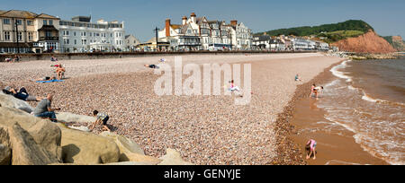 Regno Unito, Inghilterra, Devon, Sidmouth, spiaggia, famiglie a bordo d'acqua a bassa marea, panoramica Foto Stock