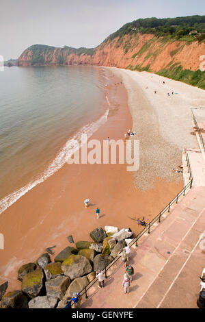 Regno Unito, Inghilterra, Devon, Sidmouth, i visitatori su la scala di Giacobbe Beach a bassa marea Foto Stock