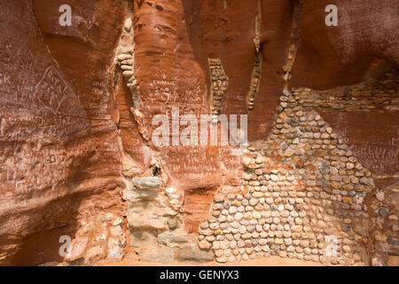 Regno Unito, Inghilterra, Devon, Sidmouth, Clifton a piedi, nomi scolpiti nel sale incrostati di scogliera di arenaria, accanto a Percorso waterside Foto Stock