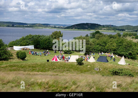 Accampamento medievale a waterfront. Kungsbacka, Halland, Svezia Foto Stock